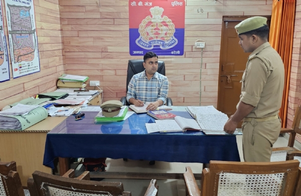 देर रात झुमका तिराहा स्थित अस्थायी पुलिस सहायता चौकी का निरीक्षण करते एसपी सिटी मानुष पारीक।