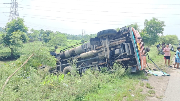 राष्ट्रीय राजमार्ग पर पलटी बिस्कुट से लदी लॉरी