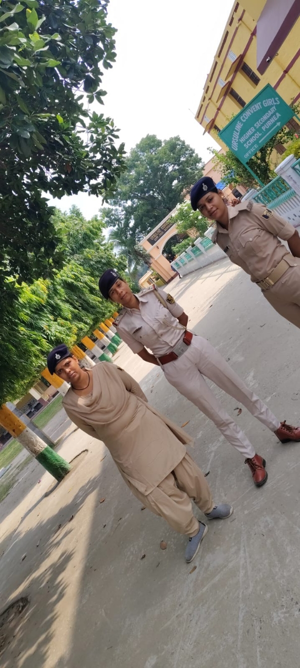 महिला कॉलेज के सामने महिला उड़न दस्ता टीम