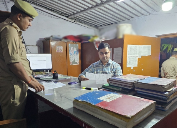 देर रात झुमका तिराहा स्थित अस्थायी पुलिस सहायता चौकी का निरीक्षण करते एसपी सिटी मानुष पारीक।