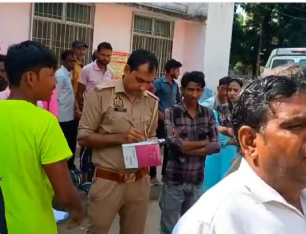 जानकारी करते हुए पुलिस