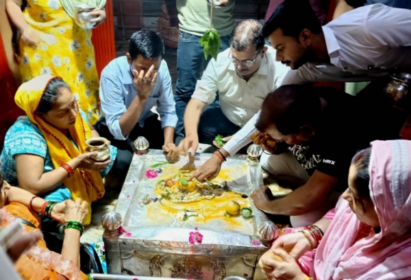 कानपुर में बाबा वनखंडेश्वर मंदिर में शिवलिंग की पूजा अर्चना करते श्रद्धालुओं का छायाचित्र