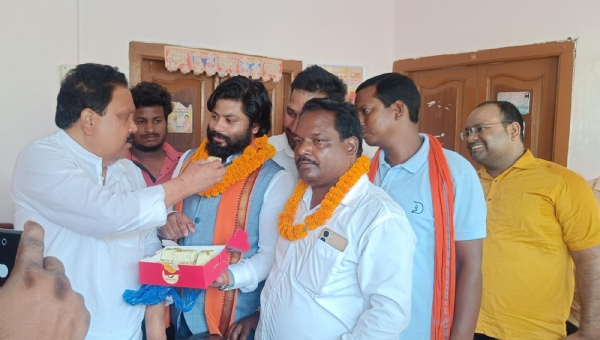 अररिया फोटो:सांसद नव मनोनीत पदाधिकारियों का स्वागत करते