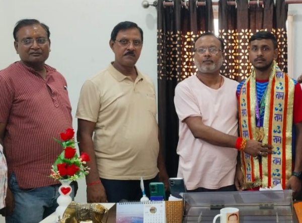 आर्यन गुप्ता को सम्मानित करते भाजपा नेता मनोज जायसवाल।