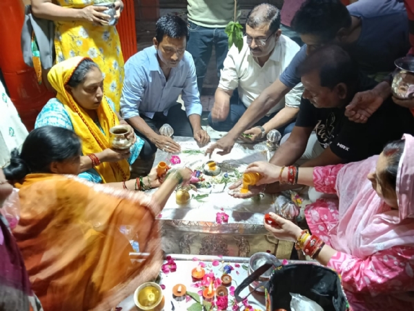 शिवलिंग की पूजा अर्चना करते श्रद्धालु