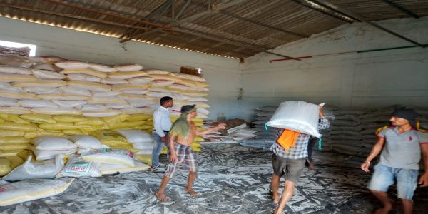 यूरिया व डीएपी खाद से भरा ट्रक पकड़ाया, तस्करी की आशंका