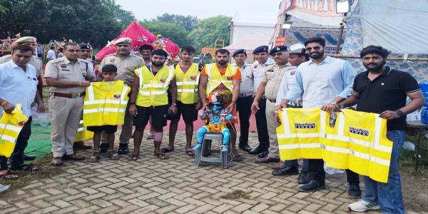 गुरुग्राम पुलिस से सेफ्टी जैकेट पाकर कांवडिय़े बोले, भोले रै तेरी बम, बम भोले