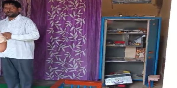 तीन दुकानों में चोरी, तीन लाख का माल गायब