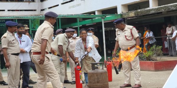 रिम्स में अग्निशमन विभाग ने की मॉक ड्रिल और दिया प्रशिक्षण