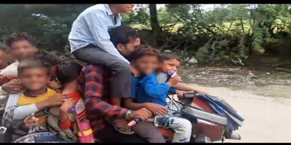 मासूमों की जान जोखिम में डाल दिखाई हीरोगिरी : एक बाइक पर बिठाए आठ स्‍कूली बच्चे