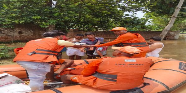नालंदा जिले में बाढ़ विभीषिका की चपेट में दर्जनों गांव डीएम ने चलाया राहत कार्य