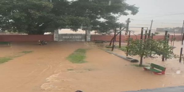 भारी बारिश से टूटा आहार का तटबंध, प्रखंड कार्यालय में घुसा पानी