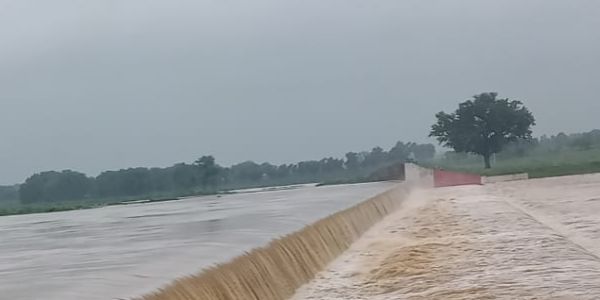 दो दिन तक बबूल के पेड़ पर भूखा बैठा रहा चरवाहा, बेलन की बाढ़ से ऐसे बची जान