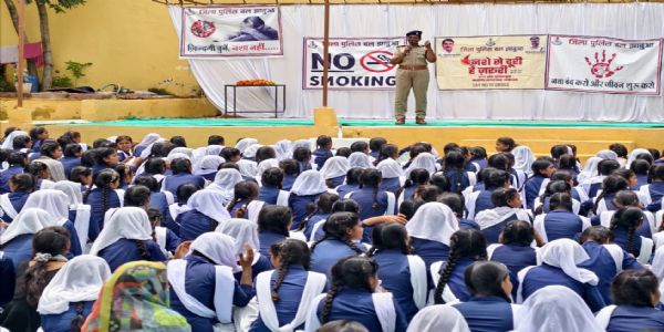 झाबुआ: विद्यालयों एवं बाजारों में बताया जा रहा है, नशे से दूरी है, जरूरी