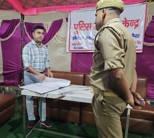 देर रात झुमका तिराहा स्थित अस्थायी पुलिस सहायता चौकी का निरीक्षण करते एसपी सिटी मानुष पारीक।