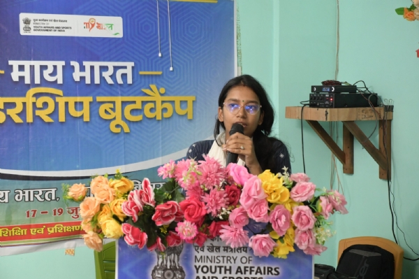 अररिया फोटो:जिला युवा अधिकारी अंजली कुमारी प्रशिक्षण कार्यक्रम में