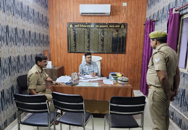 देर रात झुमका तिराहा स्थित अस्थायी पुलिस सहायता चौकी का निरीक्षण करते एसपी सिटी मानुष पारीक।