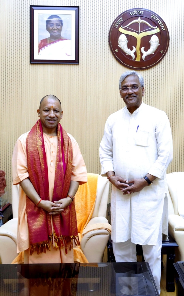 सीएम योगी से मिले त्रिवेंद्र सिंह रावत