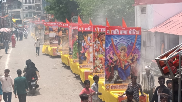 तो शोभायात्रा में शामिल भगवान भोलेनाथ की झांकी