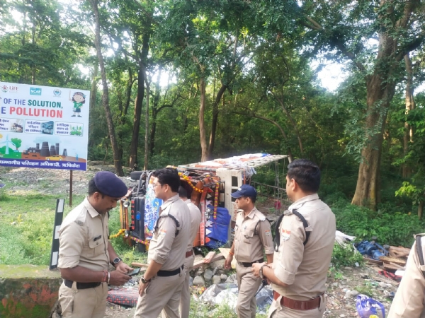 कावड़ यात्रियों का पलटा ट्रक को पुलिस रेस्क्यू करती।