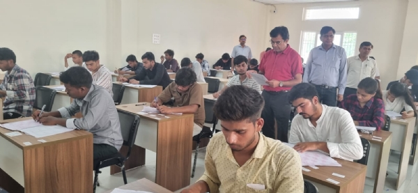 परिक्षा के दौरान निगरानी करते हुए शिक्षक