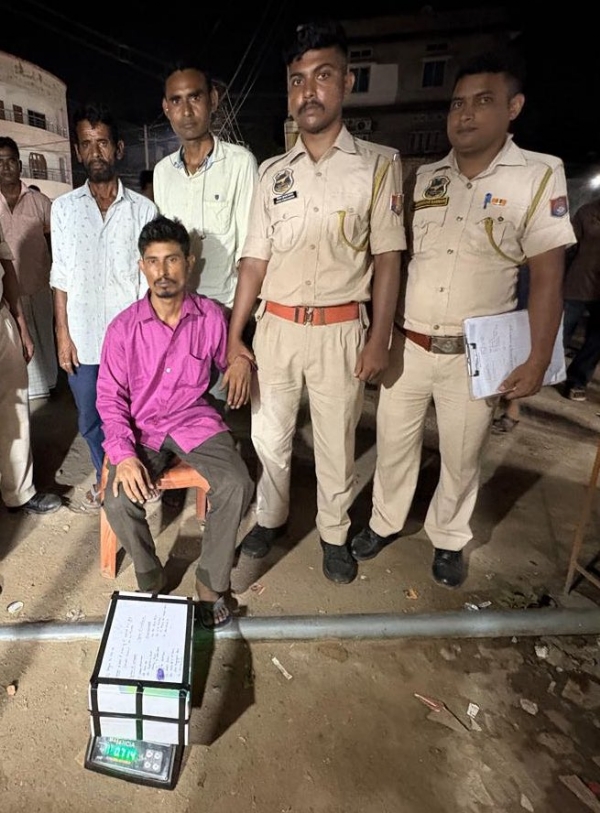 राजधानी एक्सप्रेस से 75 किग्रा गांजा के साथ तीन गिरफ्तार आरोपितों की तस्वीर।