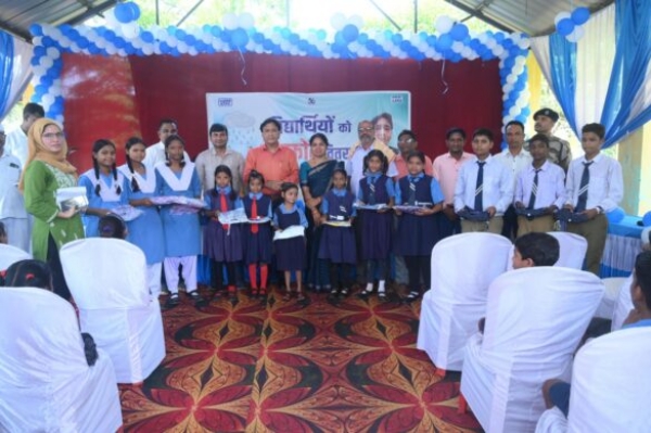 एनटीपीसी लारा द्वारा रेनकोट वितरण