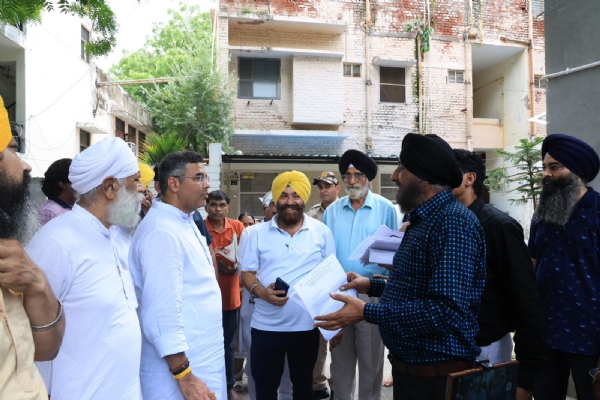 नई दिल्ली में रकाबगंज स्थित गुरुद्वारा फ्लैट्स का शनिवार को दौरा करते दिल्ली के लोक निर्माण विभाग के मंत्री प्रवेश साहिब सिंह