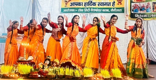 हरेला महोत्सव में सांस्कृतिक कार्यक्रम प्रस्तुत करती बालिकाएं।
