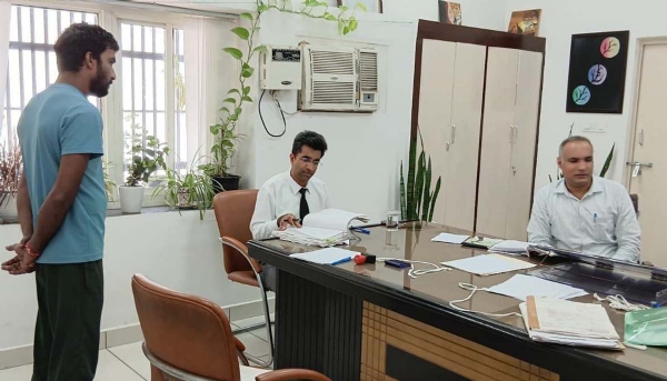 जेल लोक अदालत में कैदियों के मामलों की सुनवाई करते न्यायाधीश।