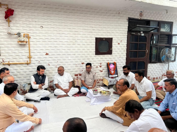 शोक व्यक्त करने हुए।