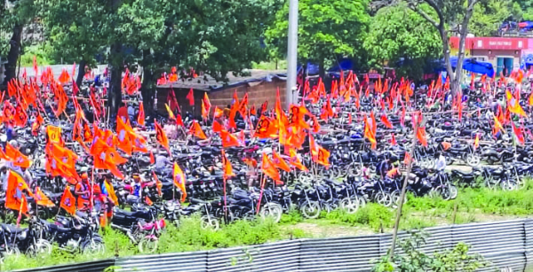 पार्किंग में खड़े दुपहिया वाहन