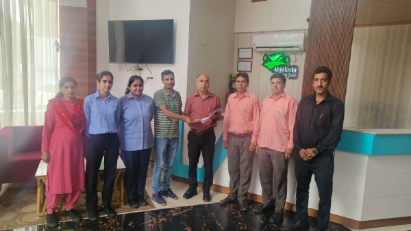 हिंदू रक्षा मंच आपदा राहत समिति के सदस्य सेवा कार्य में संलग्न।