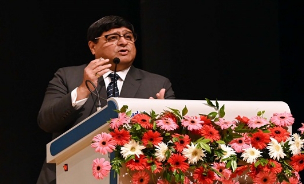 ग्राफिक एरा डीम्ड यूनिवर्सिटी के सिल्वर जुबली कन्वेंशन सेंटर में आयोजित समारोह को संबोधित करते जस्टिस धूलिया।