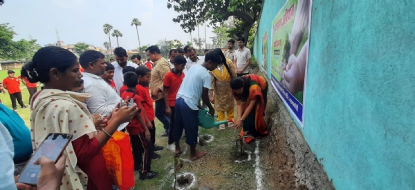 पौधारोपण करते लोग