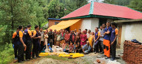 आपदा प्रभावित गांव में पहुंचा एसडीआरएफ का दल