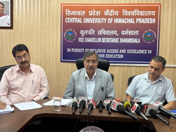 पत्रकार वार्ता को संबोधित करते हुए कुलपति।