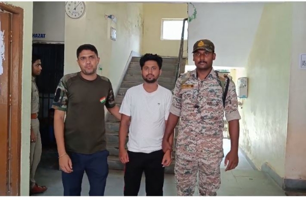 गिरफ्तार बांग्लादेशी युवक को ले जाती पुलिस