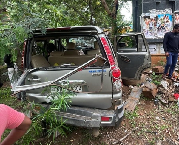 गंगरेल मोड़ के पास पलटने के बाद क्षतिग्रस्त स्कार्पियो वाहन।