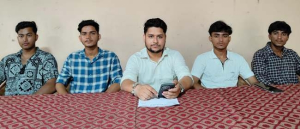 मीडिया से बातचीत करते छात्रसंघ अध्यक्ष व अन्य छात्र नेता।