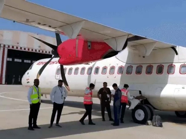 फोटो : हिसार एयरपोर्ट पर खड़ा हवाई जहाज (फाइल फोटो)।