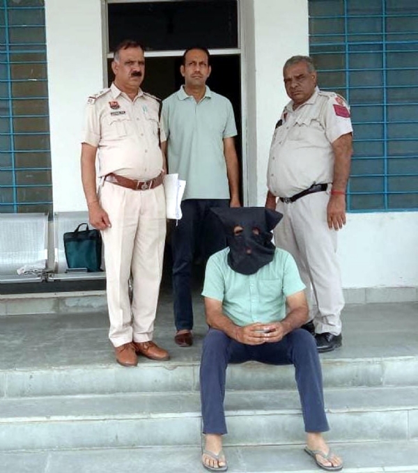 फतेहाबाद। पुलिस गिरफ्त में ठगी का आरोपी युवक।