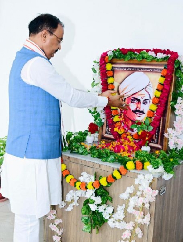 मंगल पाण्डेय के चित्र पर पुष्पांजलि करते मंगल प्रसाद पाण्डेय