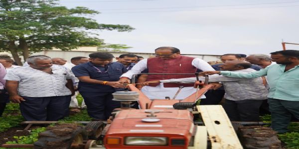 शिवराज सिंह खेतों में  उपकरण का अवलोकन करते हुए