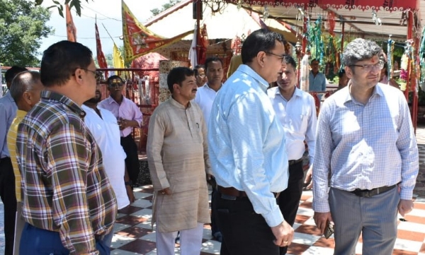 नौटी मंदिर में अधिकारियों के साथ डीएम चमोली संदीप तिवारी।