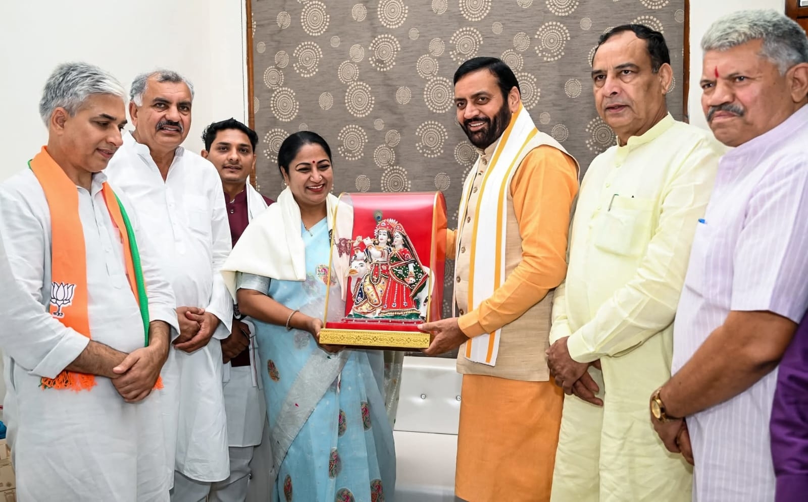 दिल्ली की सीएम को कोथली देते हुए।