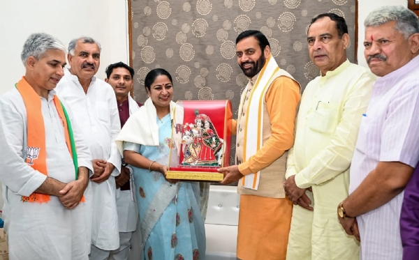 दिल्ली की सीएम को कोथली देते हुए।