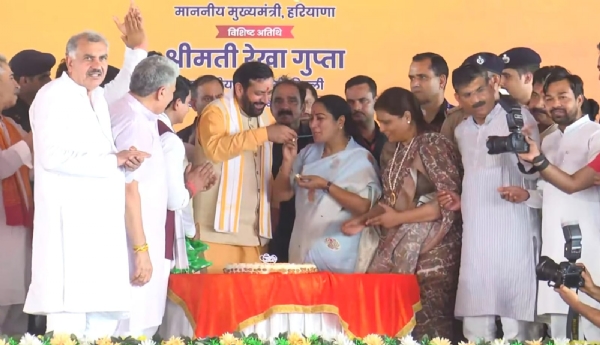 कार्यक्रम को संबोधित करते हुए दिल्ली की सीएम नायब सैनी।
