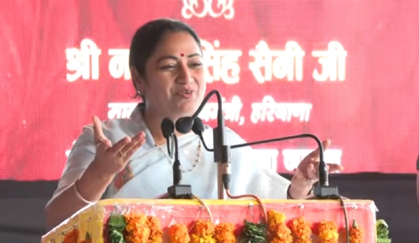 कार्यक्रम को संबोधित करते हुए दिल्ली की सीएम रेखा गुप्ता।