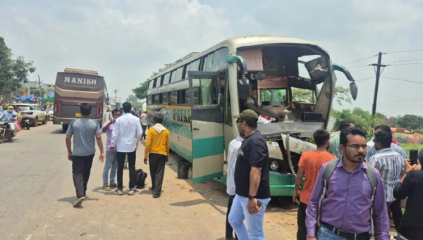 पूल के रेलिंग से टकराई यात्री बस